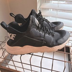 Nike Women's Black and White Sneakers